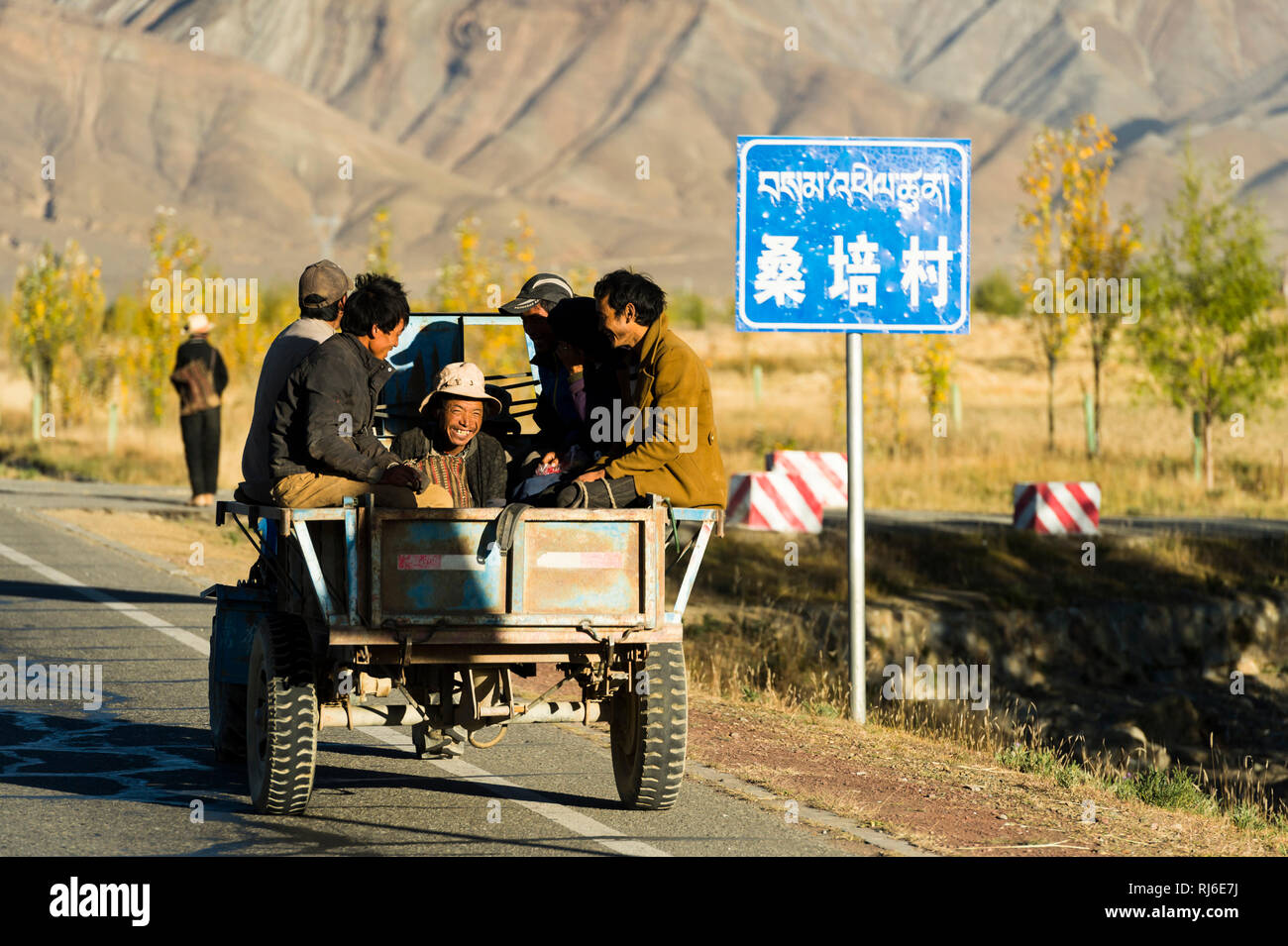 Tibet, der Friendship Highway, Männer auf Fahrzeug Stock Photo