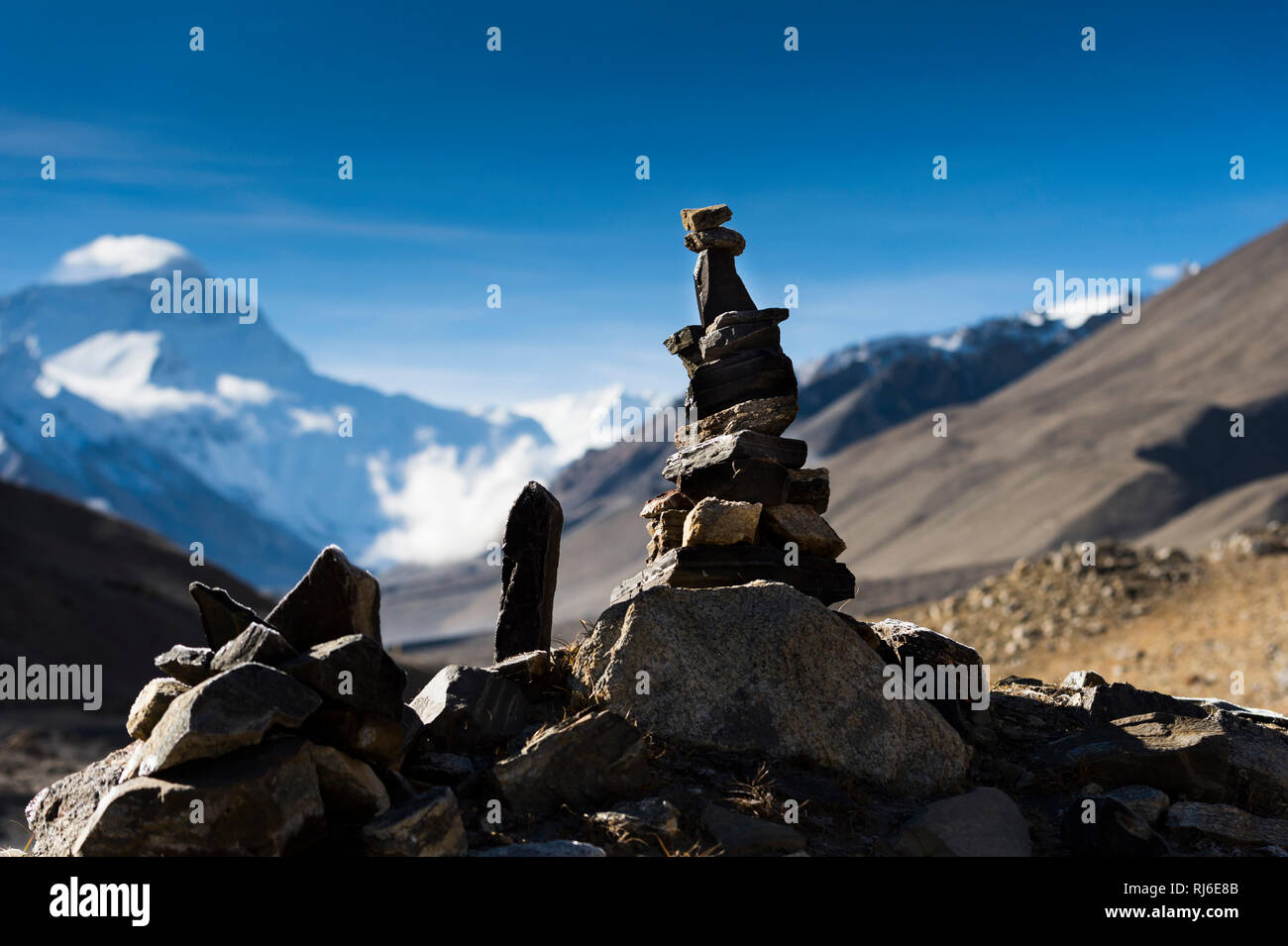 Tibet, Himalaya, Manisteine, Mount Everest im Hintergrund Stock Photo