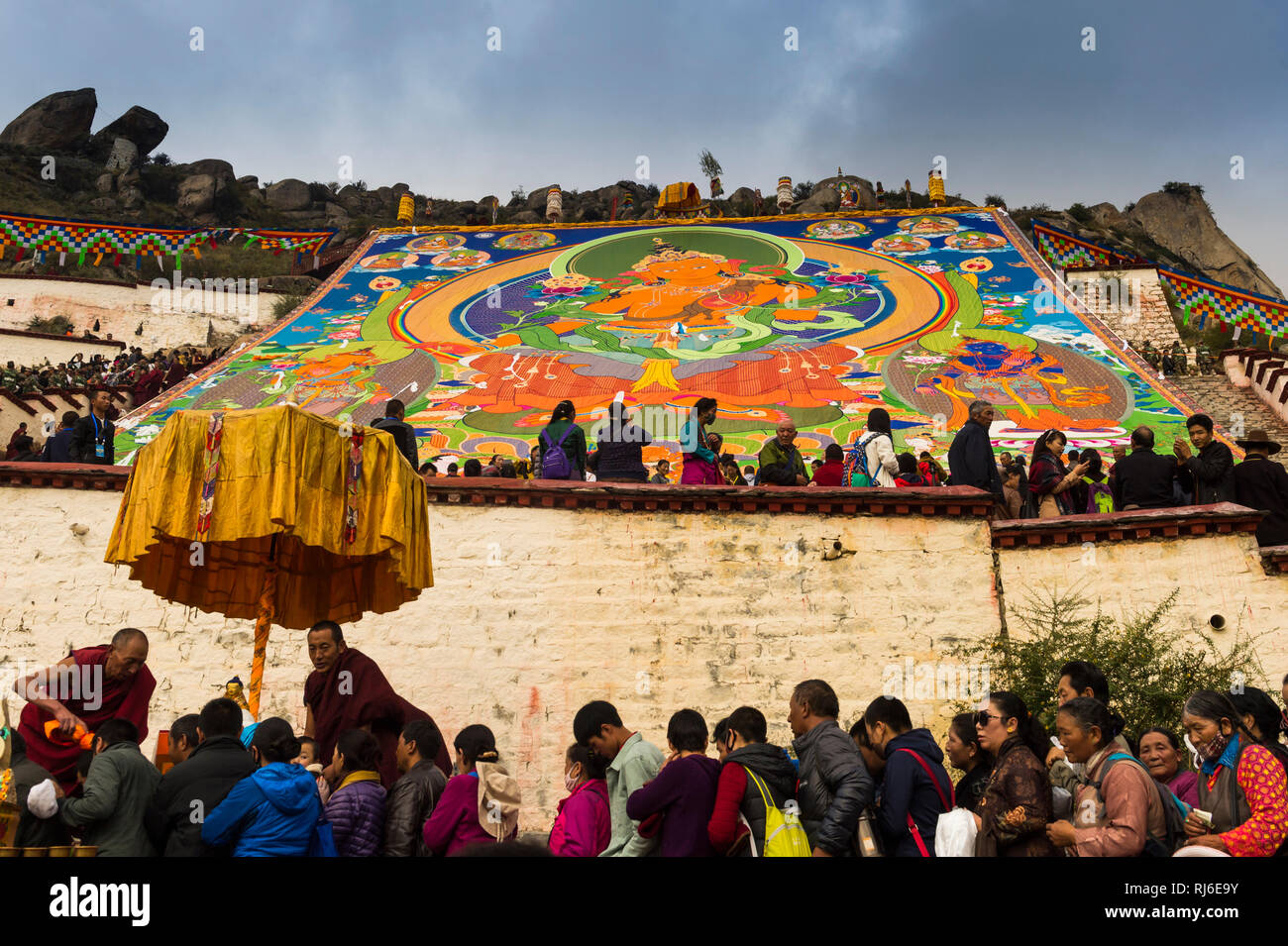 Tibet, Malerei am Kloster Drepung, Gläubige, Pilger Stock Photo