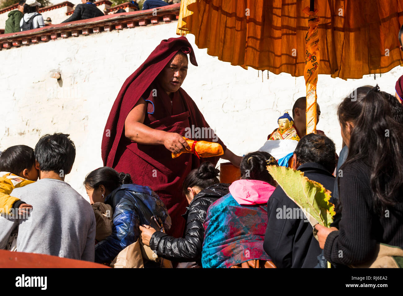 Tibet, Pilger am Kloster Drepung Stock Photo