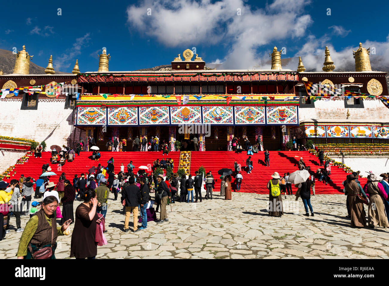 Tibet, Pilger am Kloster Drepung Stock Photo