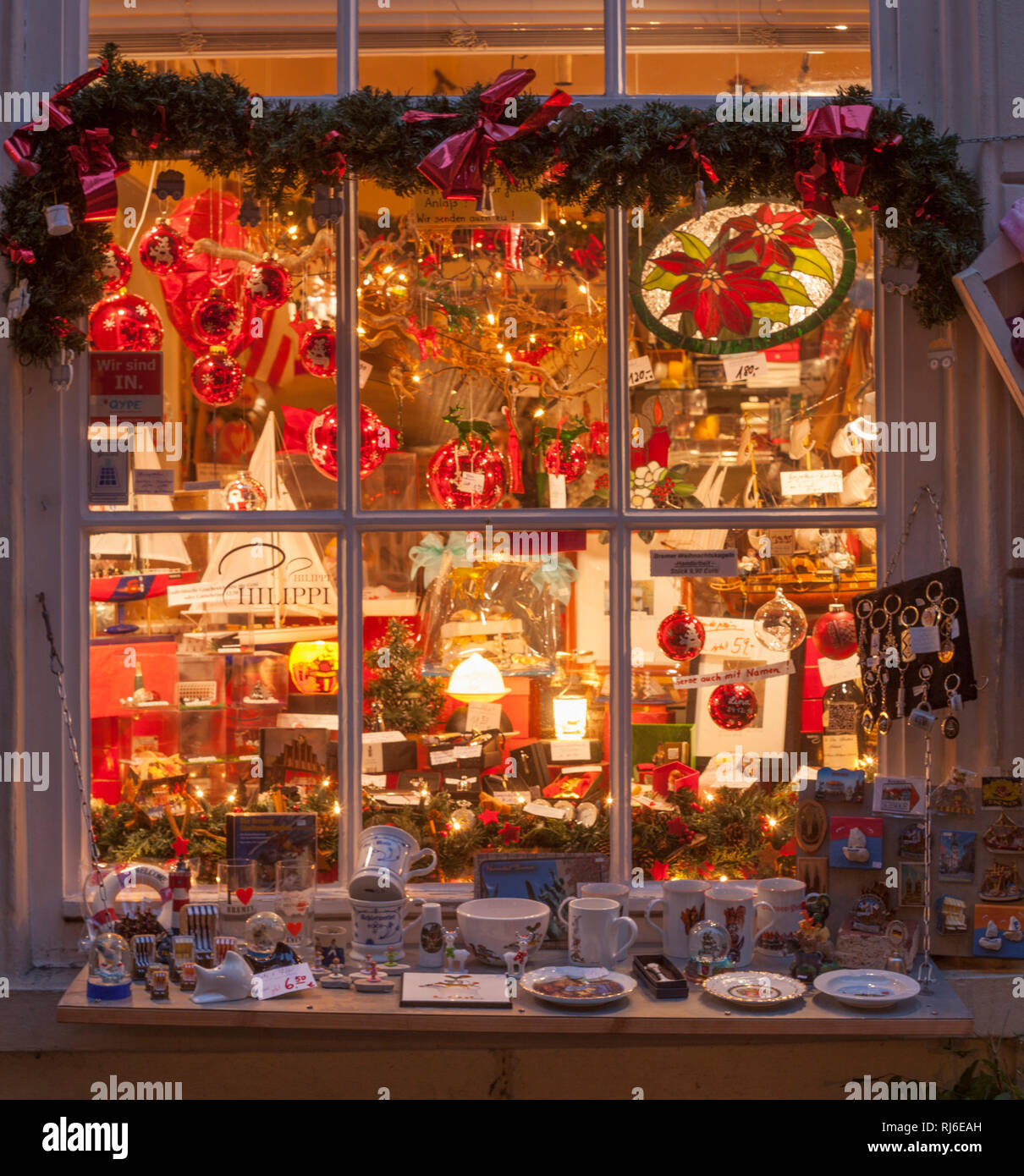 Weihnachtsbeleuchtung , Schaufenster, Schnoorviertel, Bremen, Deutschland, Europa Stock Photo