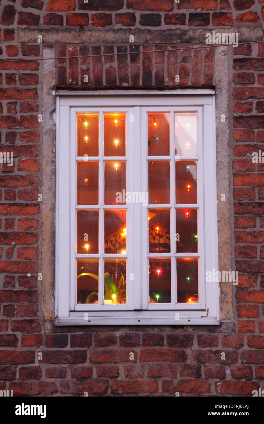 Weihnachtsbeleuchtung an einem alten Fenster, Liebfrauenkirchhof, Bremen, Deutschland, Europa Stock Photo