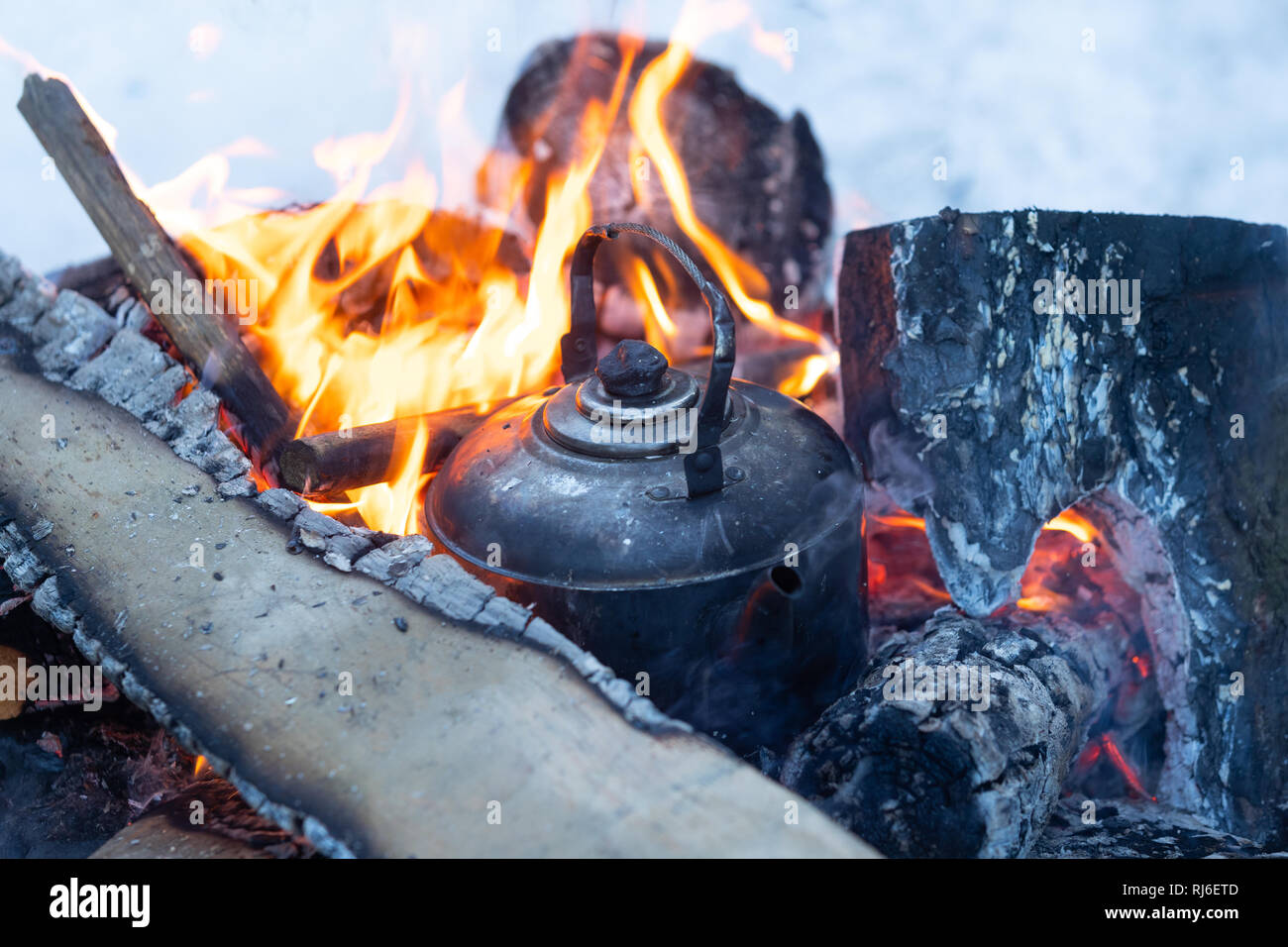 Kettle boils on fire campfire. Cooking on a fire Stock Photo Alamy