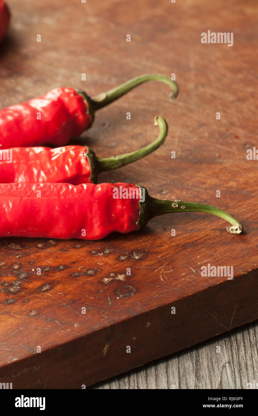 Timber Pepper Red chilly peppers on a timber board Stock Photo - Alamy