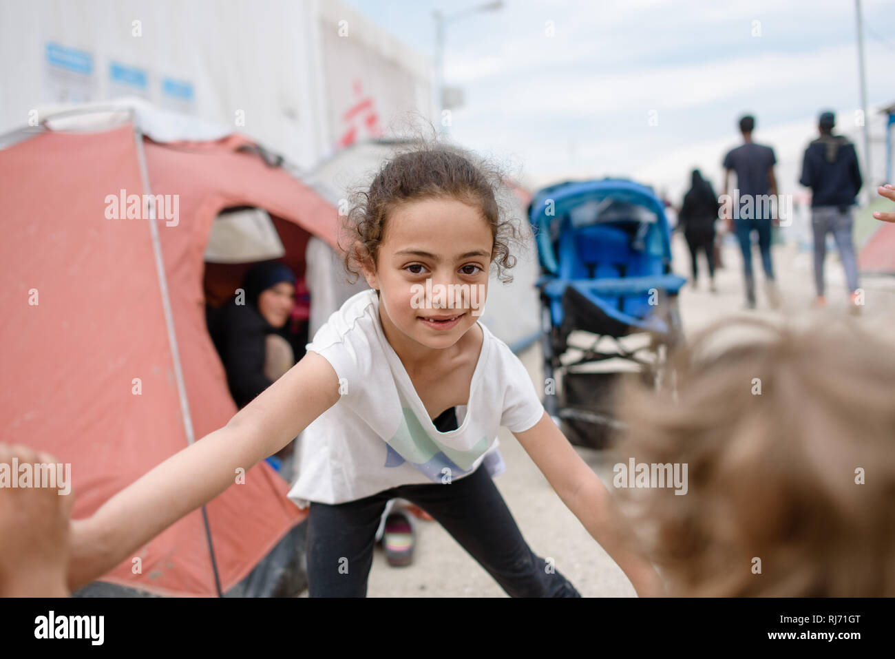 Mädchen im Flüchtlingscamp von Idomeni in Griechenland an der Grenze nach Mazedonien, April 2016. Stock Photo