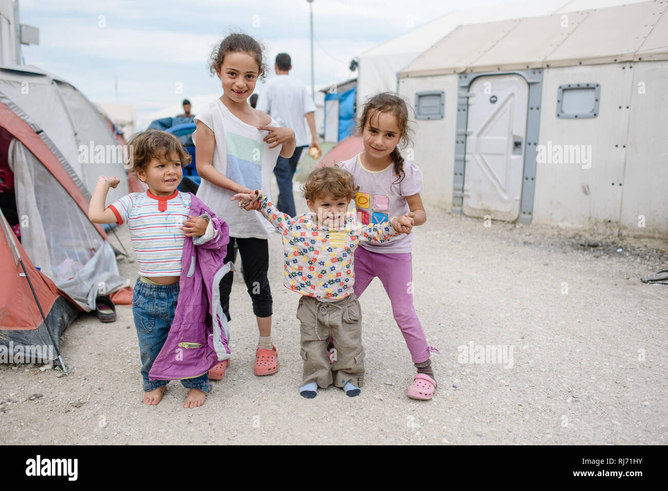 Erschöpfte Kinder im Flüchtlingscamp von Idomeni in Griechenland an der Grenze nach Mazedonien, April 2016. Stock Photo