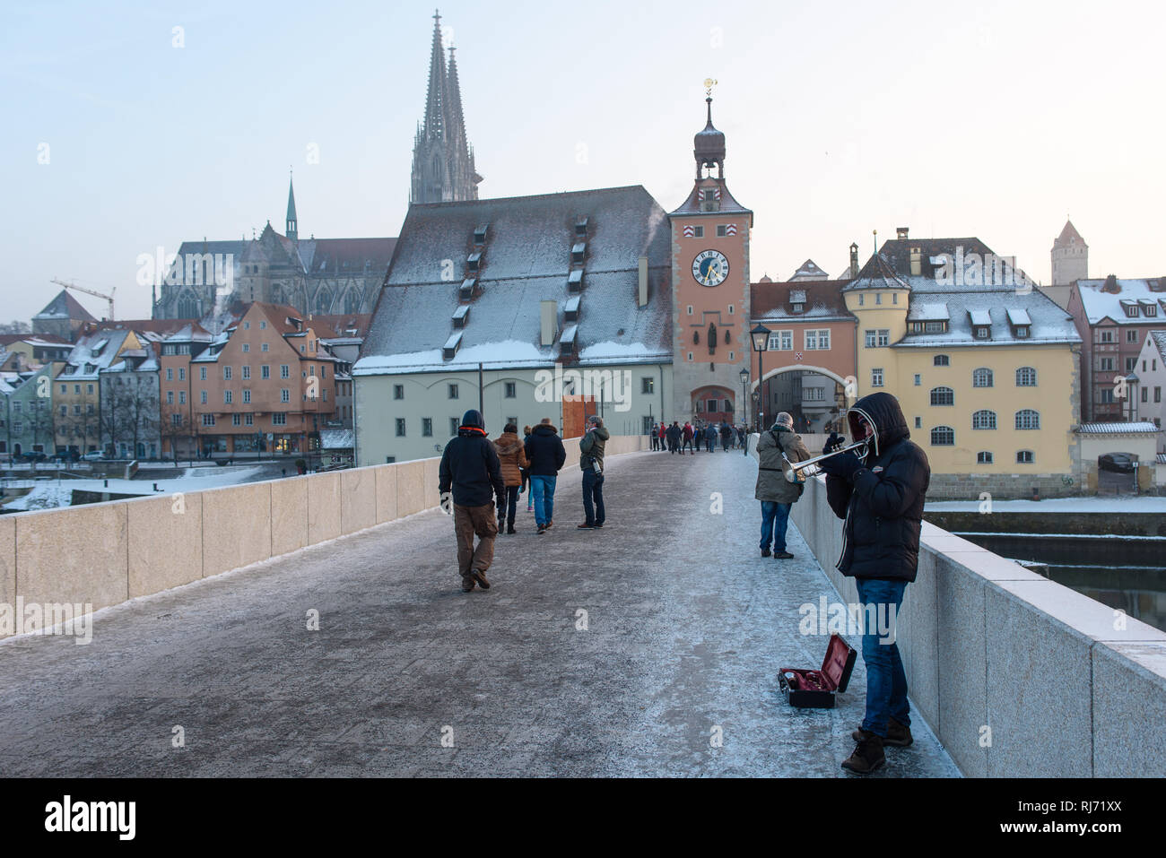 Im Januar 2017 war es so kalt in Deutschland, dass die Donau in Regensburg zugefroren ist, sodass man darauf Schlittschuhlaufen konnte. Stock Photo