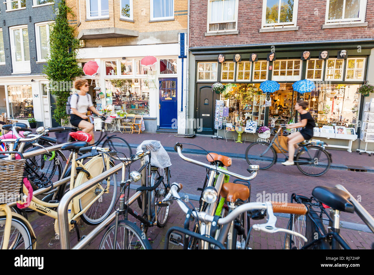 Niederlande, Amsterdam, Altstadt, Prinsengracht, verschiedene Läden, Fahrräder, Radfahrer Stock Photo