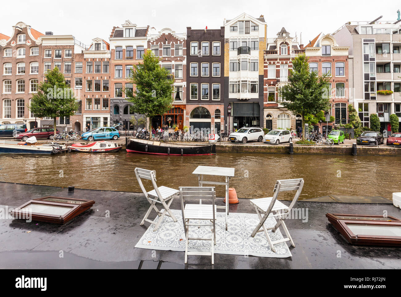 Niederlande, Amsterdam, Prinsengracht, Tisch und Stühle auf einem Hausboot Stock Photo
