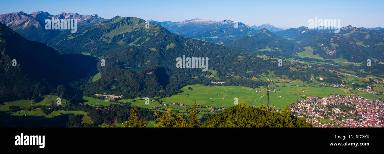 Panorama vom Schattenberg,1692m, zum Fellhorn,2038m, und Söllereck,1706m, sowie Freibergsee, Allgäu, Bayern, Deutschland, dahinter das Kleinwalsertal  Stock Photo