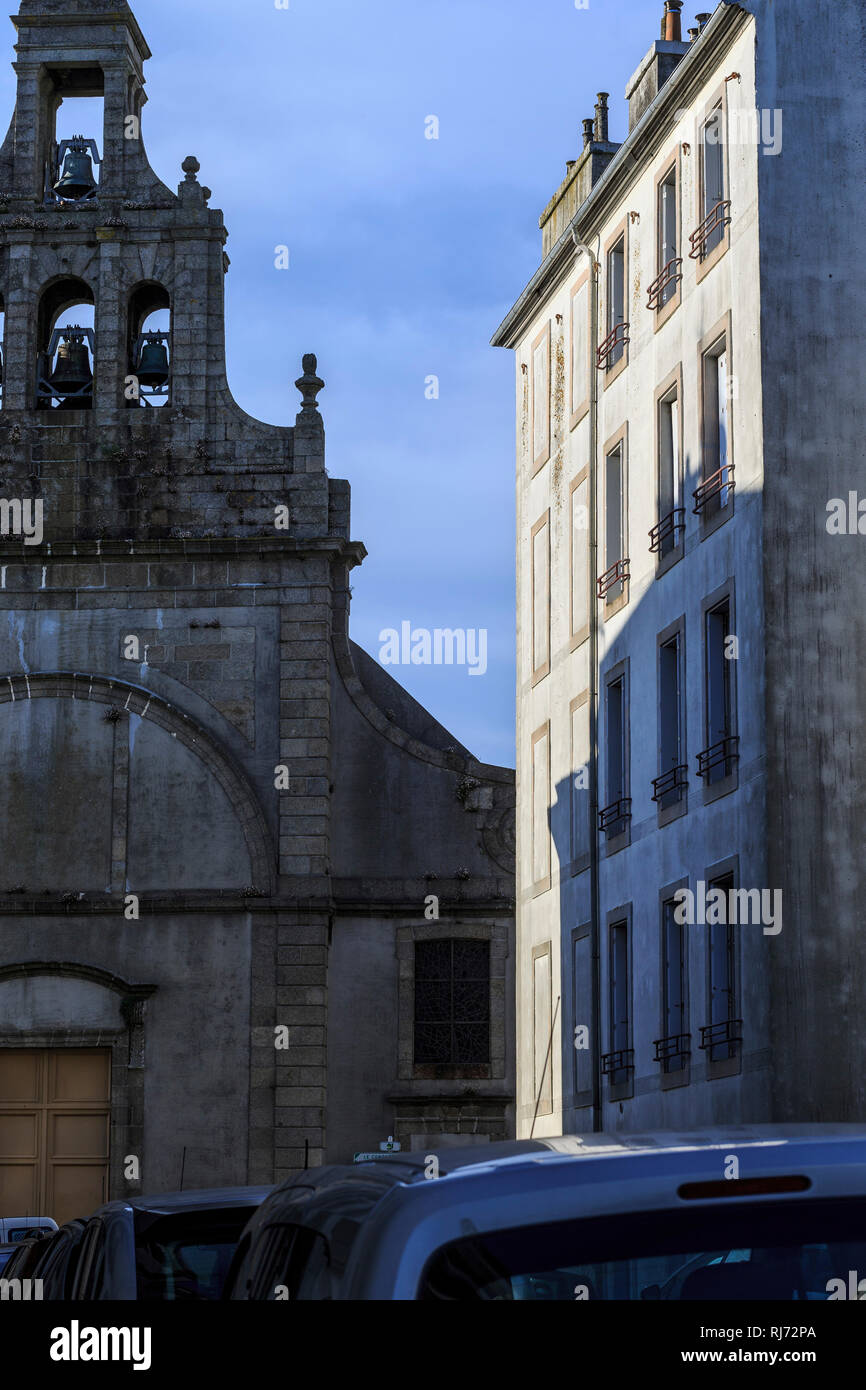 Europa, Frankreich, Bretagne, Brest, 'Eglise Saint-Sauveur' und bescheidenes Wohnhaus Stock Photo