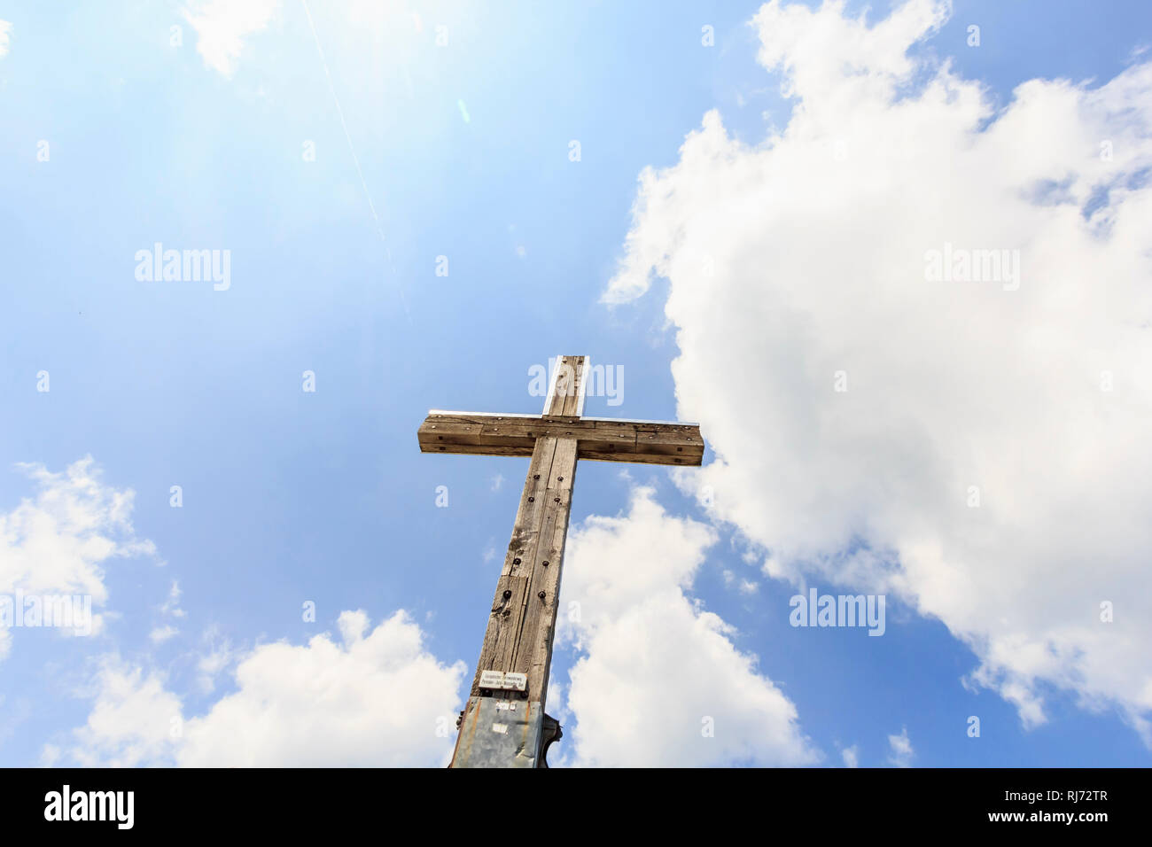 Ein großes Holzkreuz aus der Froschperspektive, Stock Photo