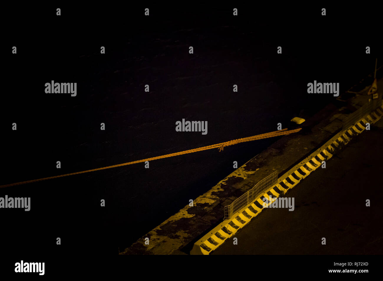 Hafen, Ankertau eines Schiffes bei Nacht, Stock Photo