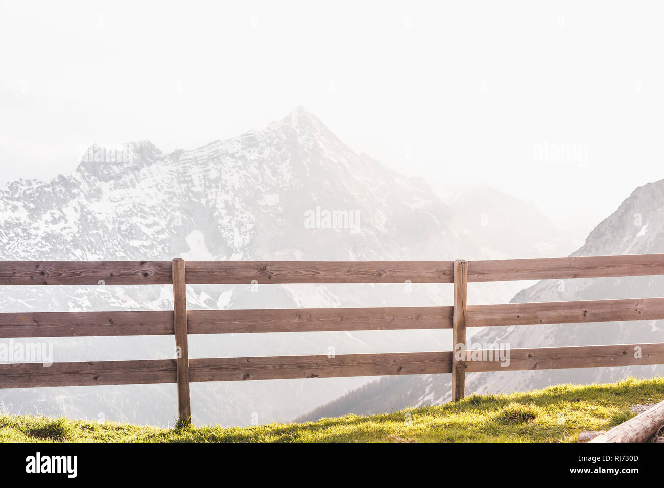 Zaun in den Alpen, der einen Abgrund sichert, Stock Photo
