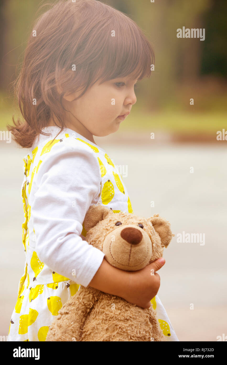 Mädchen, stehen, Teddy, halten, seitlich, Stock Photo