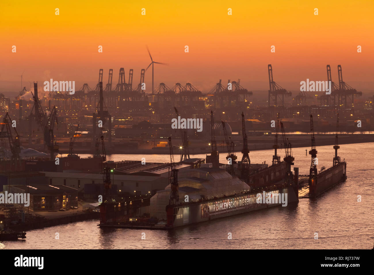 Hamburger Hafen bei Sonnenuntergang, Deutschland Stock Photo