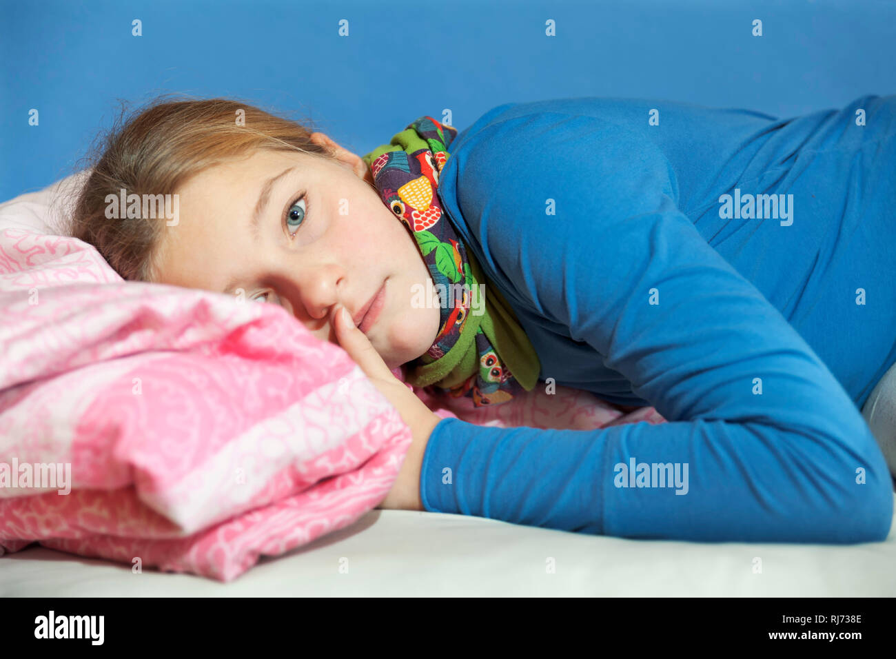 Mädchen, 10 Jahre alt, Portrait, auf dem Bett liegend, traurig Stock Photo