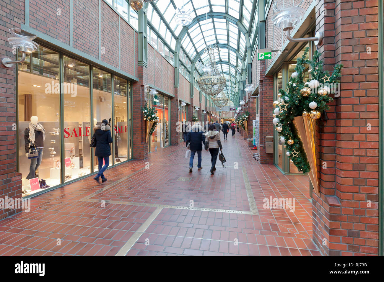 Einkaufspassage im Hanse-Viertel mit Weihnachtsdekoration, Hamburg, Deutschland Stock Photo