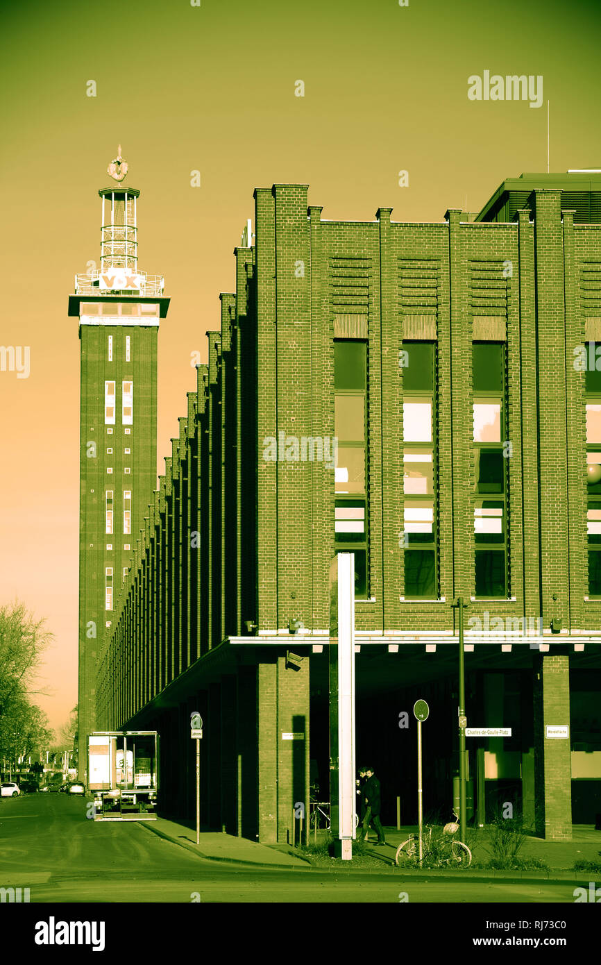 Köln, Deutschland, Gebäude der ehemaligen Messe Köln mit dem Sitz des Fernsehsenders VOX auf dem Charles-de-Gaulle Platz Stock Photo