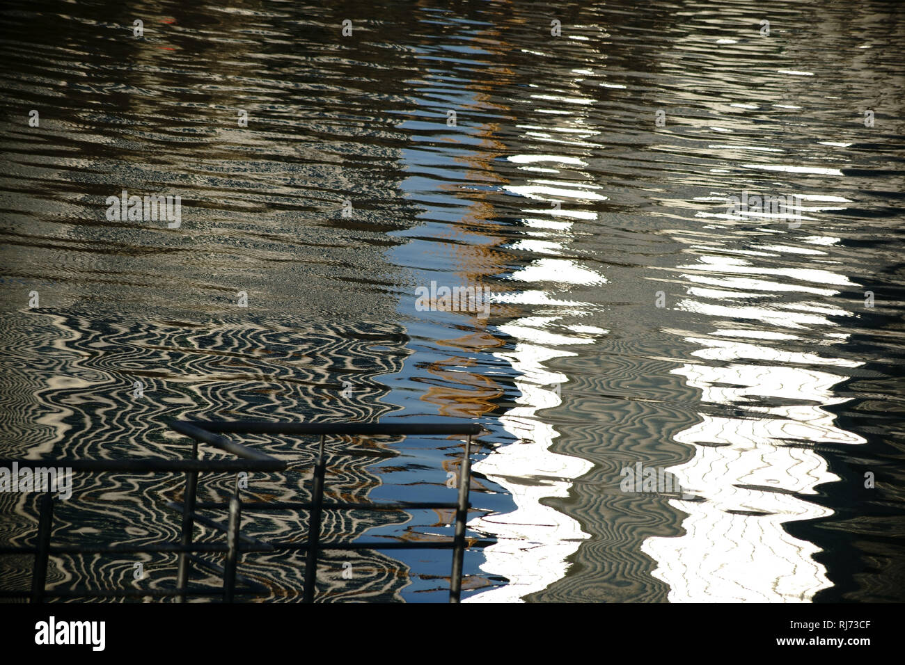 Abstrakte Reflektionen auf der Wasseroberfläche eines Flusses, Stock Photo