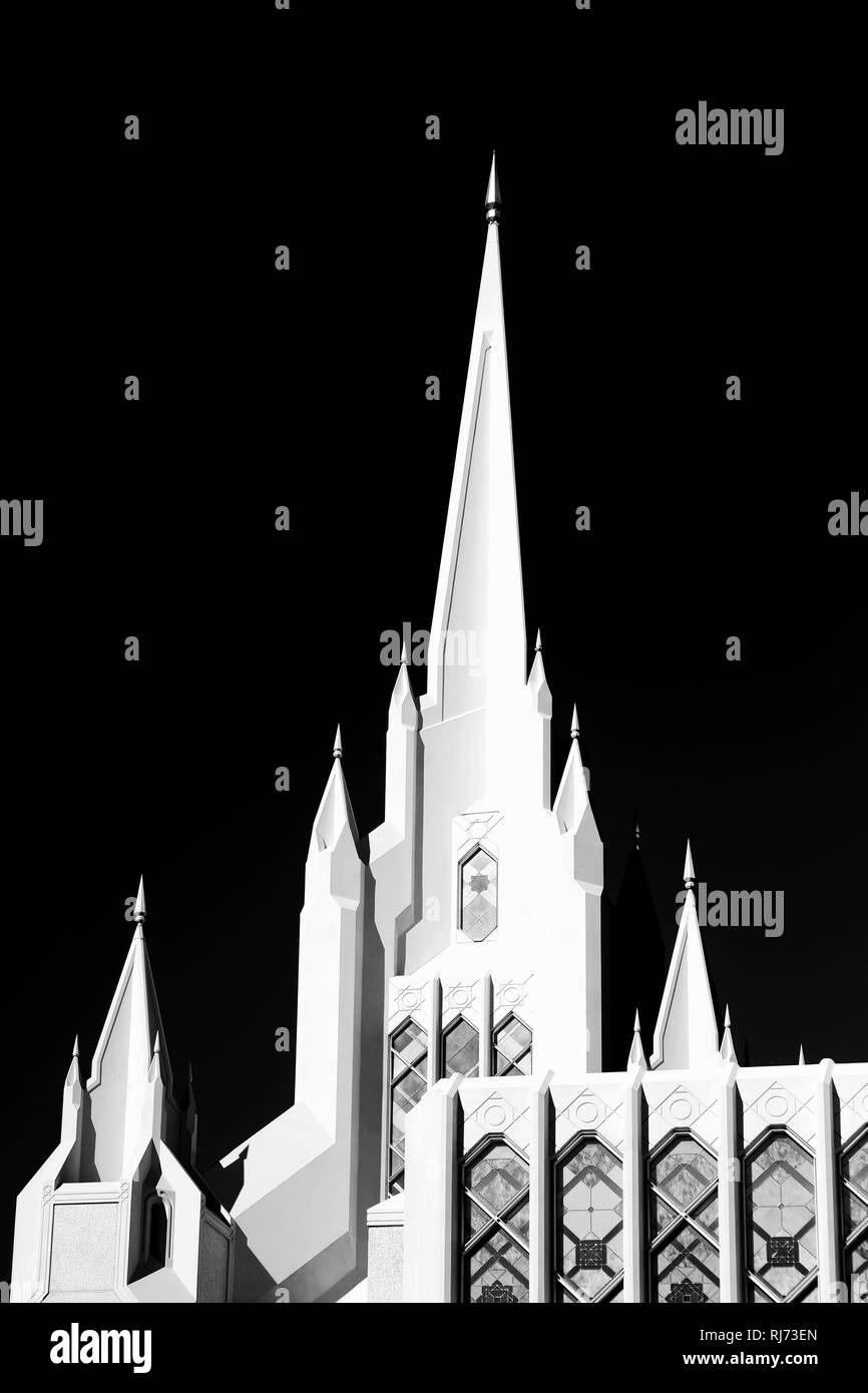 San Diego, Vereinigte Staaten, weißer Turm des San Diego California Temple / Kirche Jesu Christi der Heiligen der Letzten Tage im Gegenlicht Stock Photo