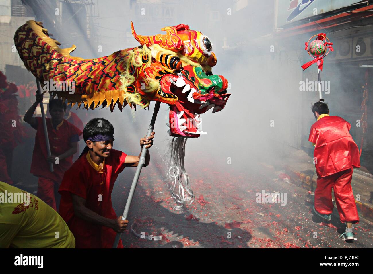 Philippines. 04th Feb, 2019. A street artist performed with their Dragon and Lion on the street of Ongpin in celebration of Chinese News Year at Binondo, Manila City on February 5, 2019. This year is year of the pig base on the Chinese calendar. Credit: Gregorio B. Dantes Jr./Pacific Press/Alamy Live News Stock Photo