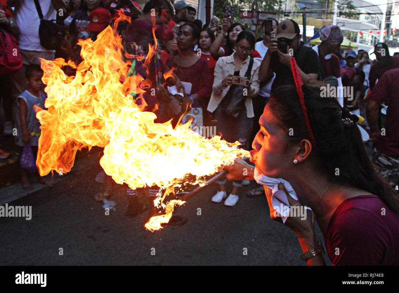 Philippines. 04th Feb, 2019. A street artist performed his act as a fire eater on the street of Ongpin in celebration of Chinese News Year at Binondo, Manila City on February 5, 2019. This year is year of the pig base on the Chinese calendar. Credit: Gregorio B. Dantes Jr./Pacific Press/Alamy Live News Stock Photo