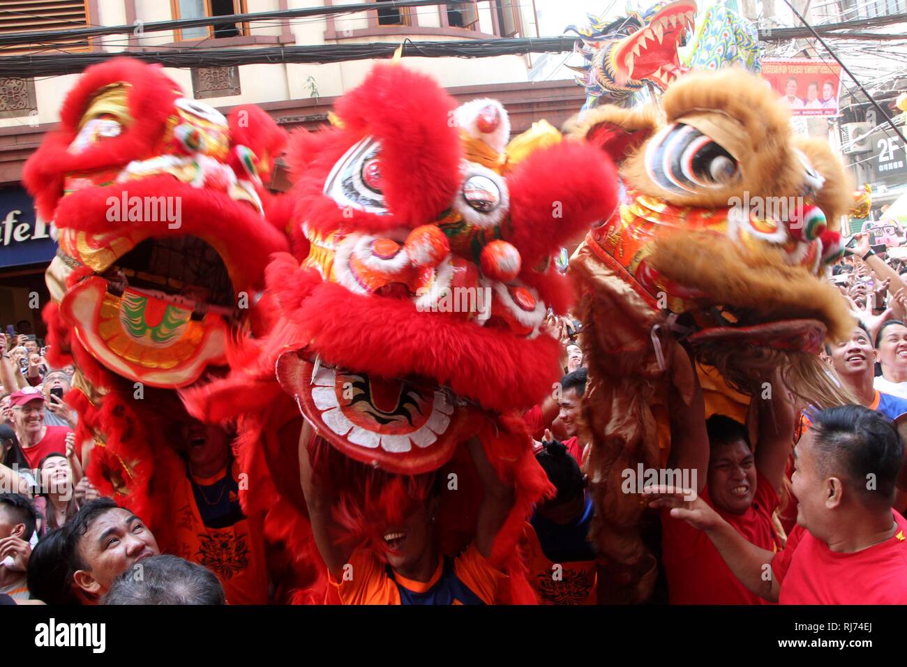 Philippines. 04th Feb, 2019. A street artist performed with their Dragon and Lion on the street of Ongpin in celebration of Chinese News Year at Binondo, Manila City on February 5, 2019. This year is year of the pig base on the Chinese calendar. Credit: Gregorio B. Dantes Jr./Pacific Press/Alamy Live News Stock Photo