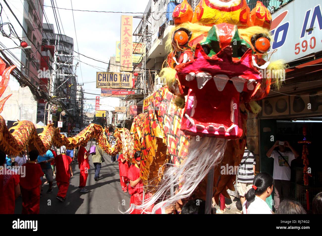 Philippines. 04th Feb, 2019. A street artist performed with their Dragon and Lion on the street of Ongpin in celebration of Chinese News Year at Binondo, Manila City on February 5, 2019. This year is year of the pig base on the Chinese calendar. Credit: Gregorio B. Dantes Jr./Pacific Press/Alamy Live News Stock Photo