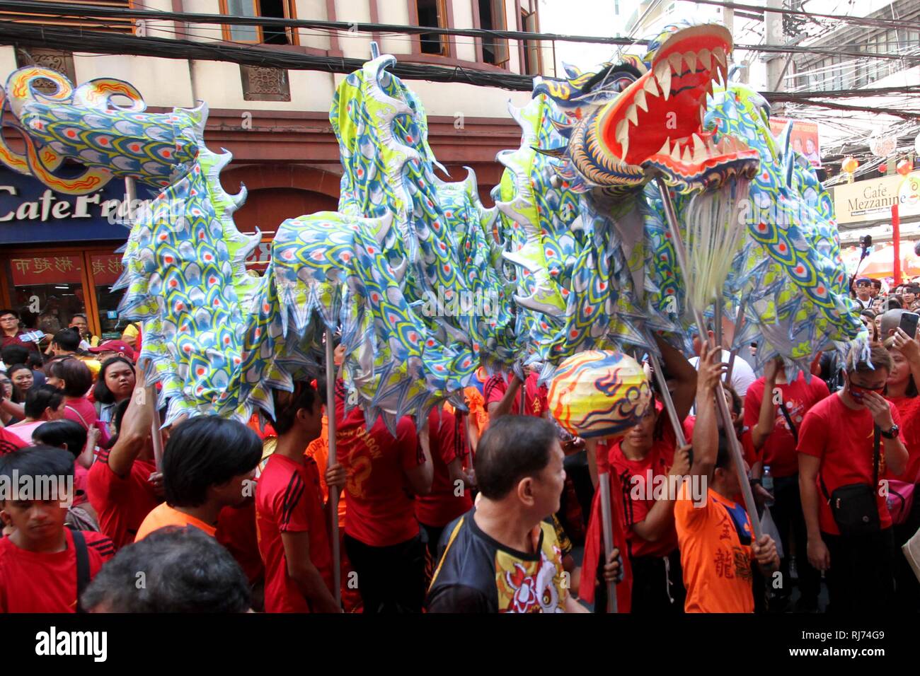 Philippines. 04th Feb, 2019. A street artist performed with their Dragon and Lion on the street of Ongpin in celebration of Chinese News Year at Binondo, Manila City on February 5, 2019. This year is year of the pig base on the Chinese calendar. Credit: Gregorio B. Dantes Jr./Pacific Press/Alamy Live News Stock Photo