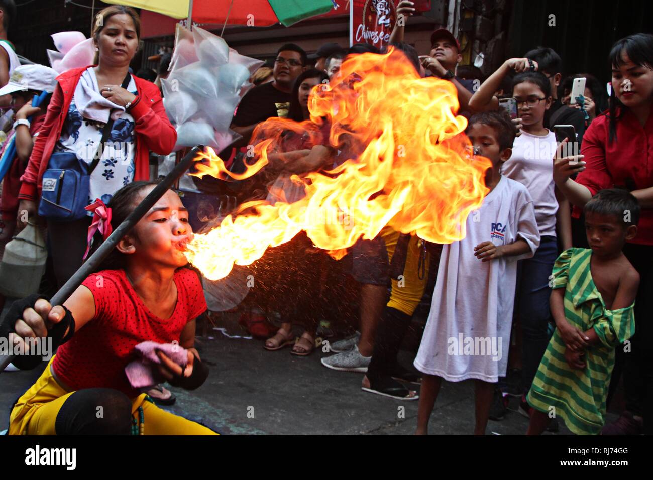 Philippines. 04th Feb, 2019. A street artist performed his act as a fire eater on the street of Ongpin in celebration of Chinese News Year at Binondo, Manila City on February 5, 2019. This year is year of the pig base on the Chinese calendar. Credit: Gregorio B. Dantes Jr./Pacific Press/Alamy Live News Stock Photo