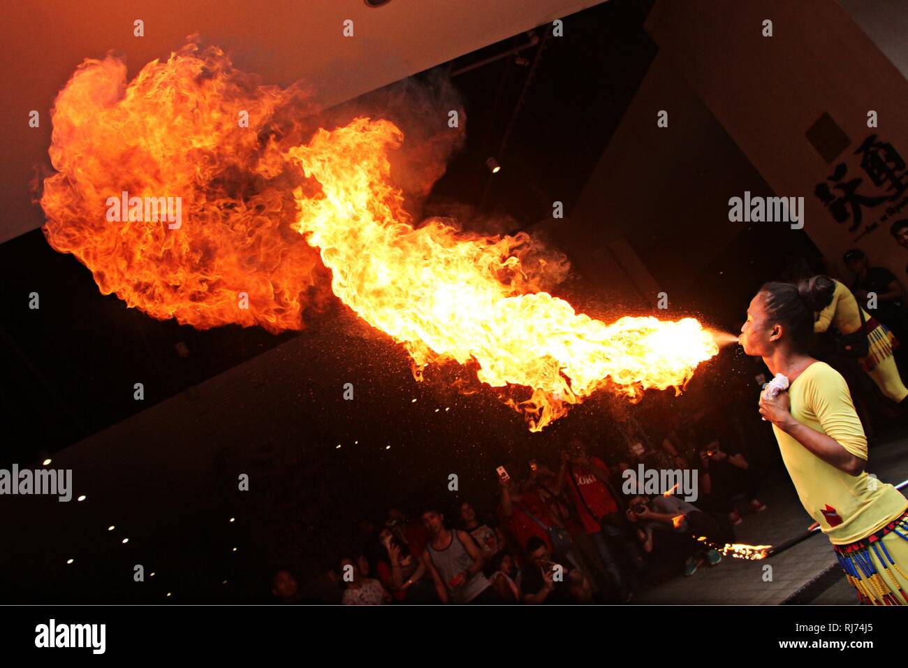 Philippines. 04th Feb, 2019. A street artist performed his act as a fire eater on the street of Ongpin in celebration of Chinese News Year at Binondo, Manila City on February 5, 2019. This year is year of the pig base on the Chinese calendar. Credit: Gregorio B. Dantes Jr./Pacific Press/Alamy Live News Stock Photo