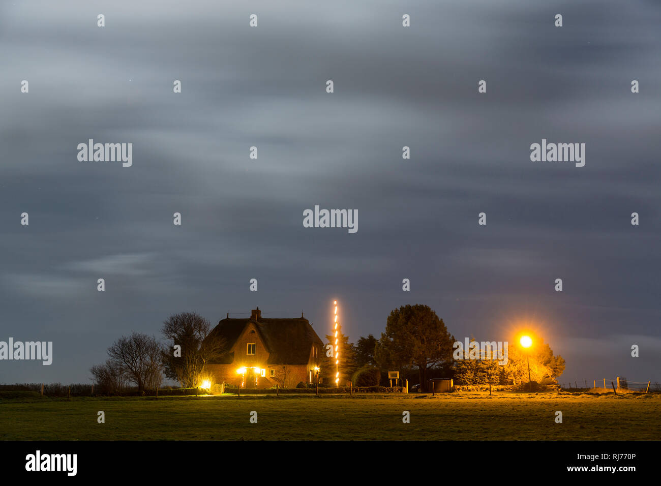 Deutschland, Norddeutschland, Amrum, Norddorf, Friesenhaus bei Nacht, einzeln Stock Photo