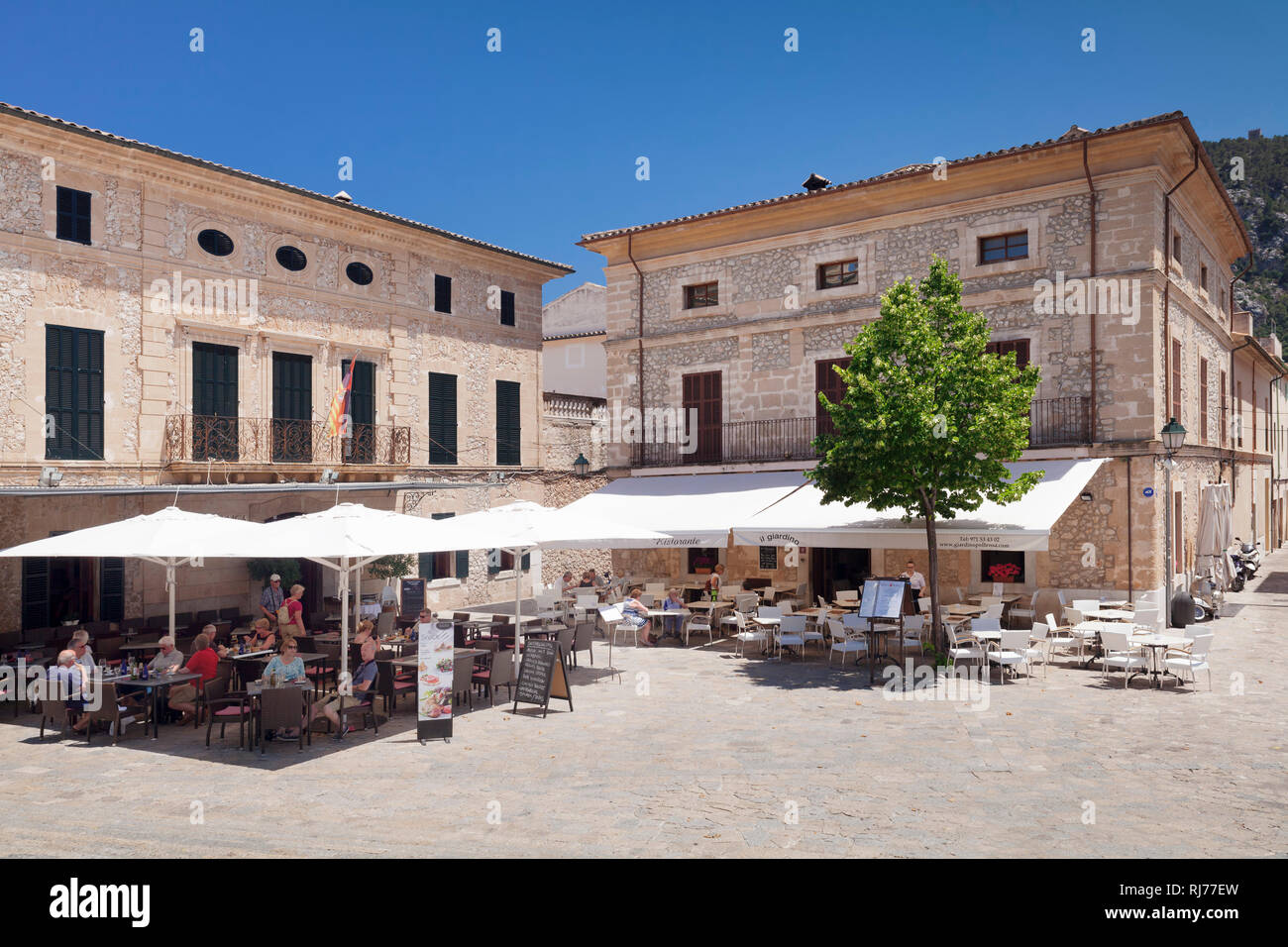 Restaurants und Straßencafes am Marktplatz Placa Major, Pollenca, Mallorca, Balearen, Spanien Stock Photo