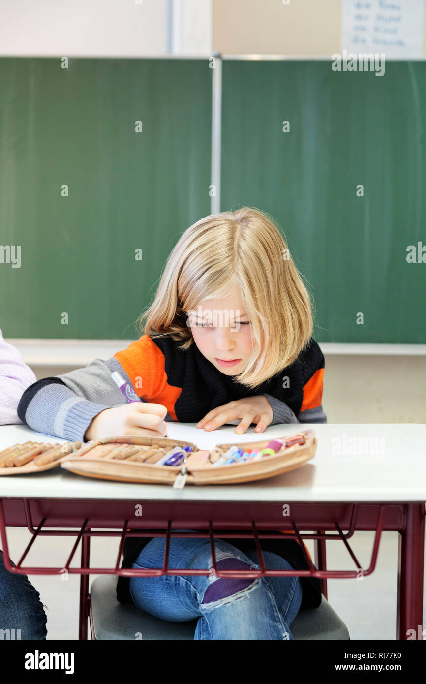 Schülerin, 9 Jahre alt, beim schreiben vor einer Tafel Stock Photo