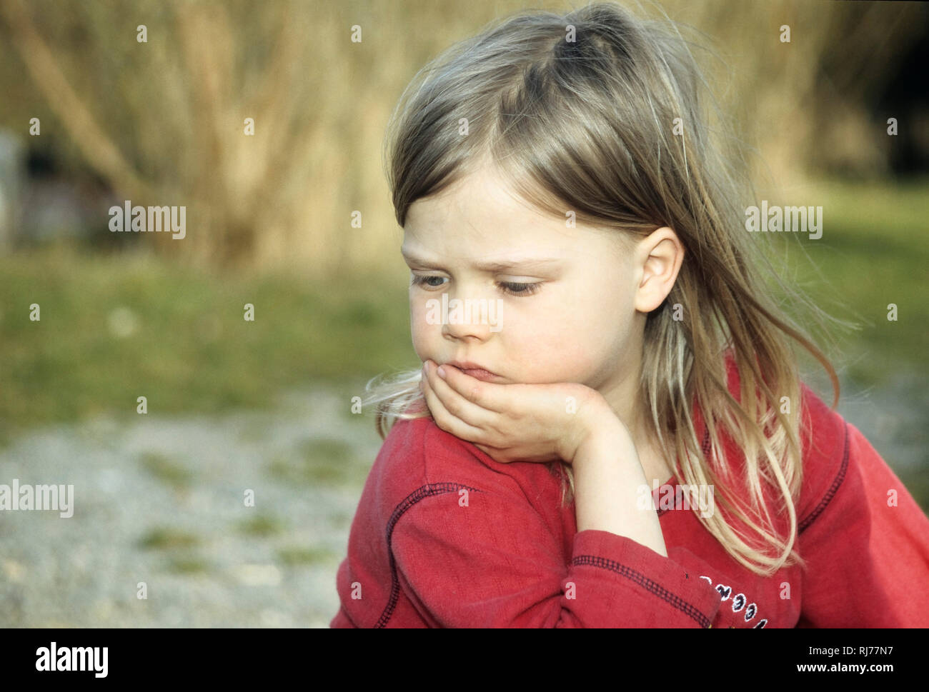 Schmollendes Mädchen, 6 Jahre alt, nach einem Streit Stock Photo
