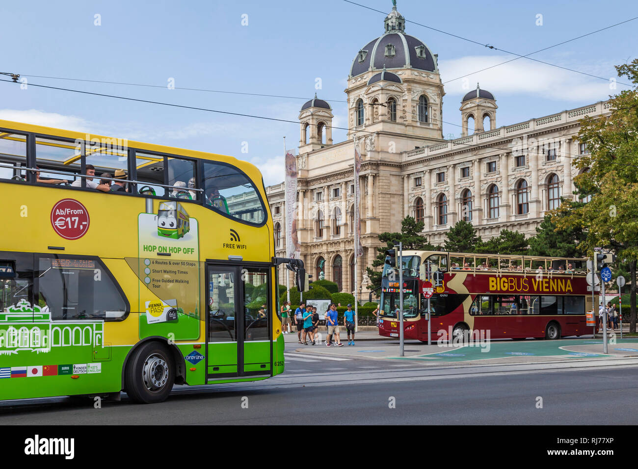 Österreich, Wien, Ringstrasse, Sightseeing-Busse vor dem Naturhistorischen Museum, Ringstraße, Stadtrundfahrt Stock Photo