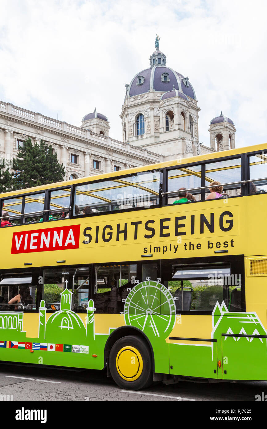 Österreich, Wien, Ringstrasse, Sightseeing-Bus vor dem Kunsthistorischen Museum, Stadtrundfahrt, Bus Stock Photo