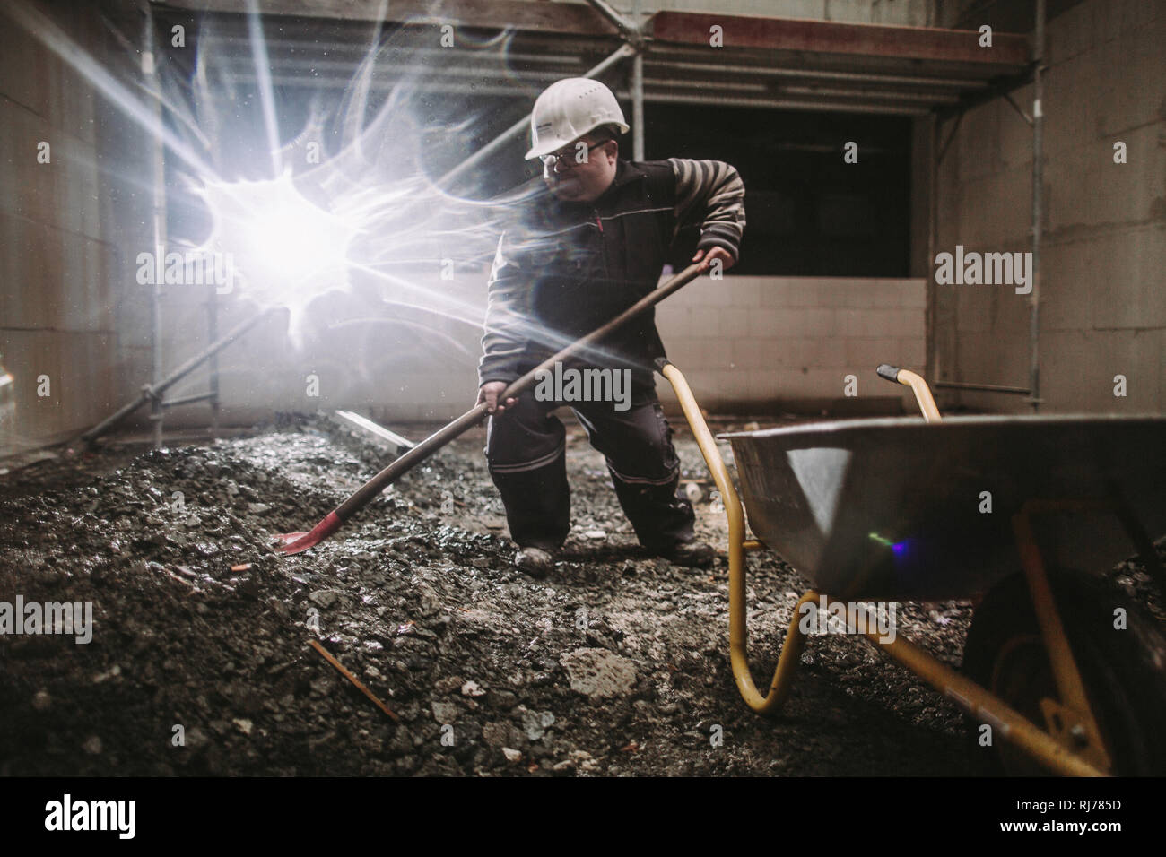 Geistig- und körperlich behinderter Hausmeister bei der Arbeit Stock Photo