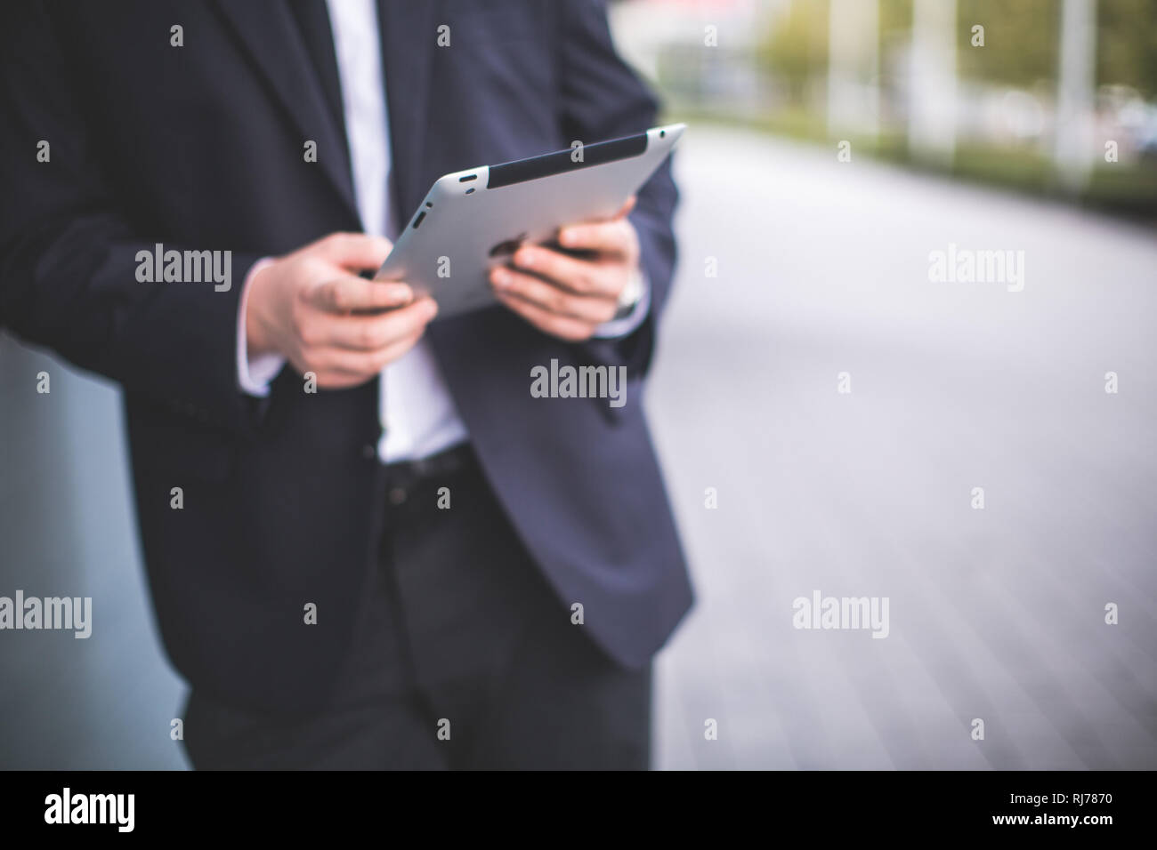 Junger Mann im Anzug, Detail, Hände, Tablet Stock Photo