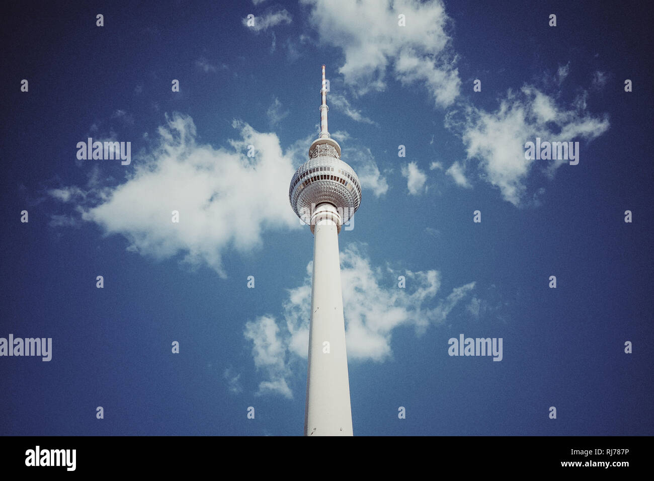 Fernsehturm, Berlin, Himmel, Blau, Wolken, Froschperspektive Stock Photo