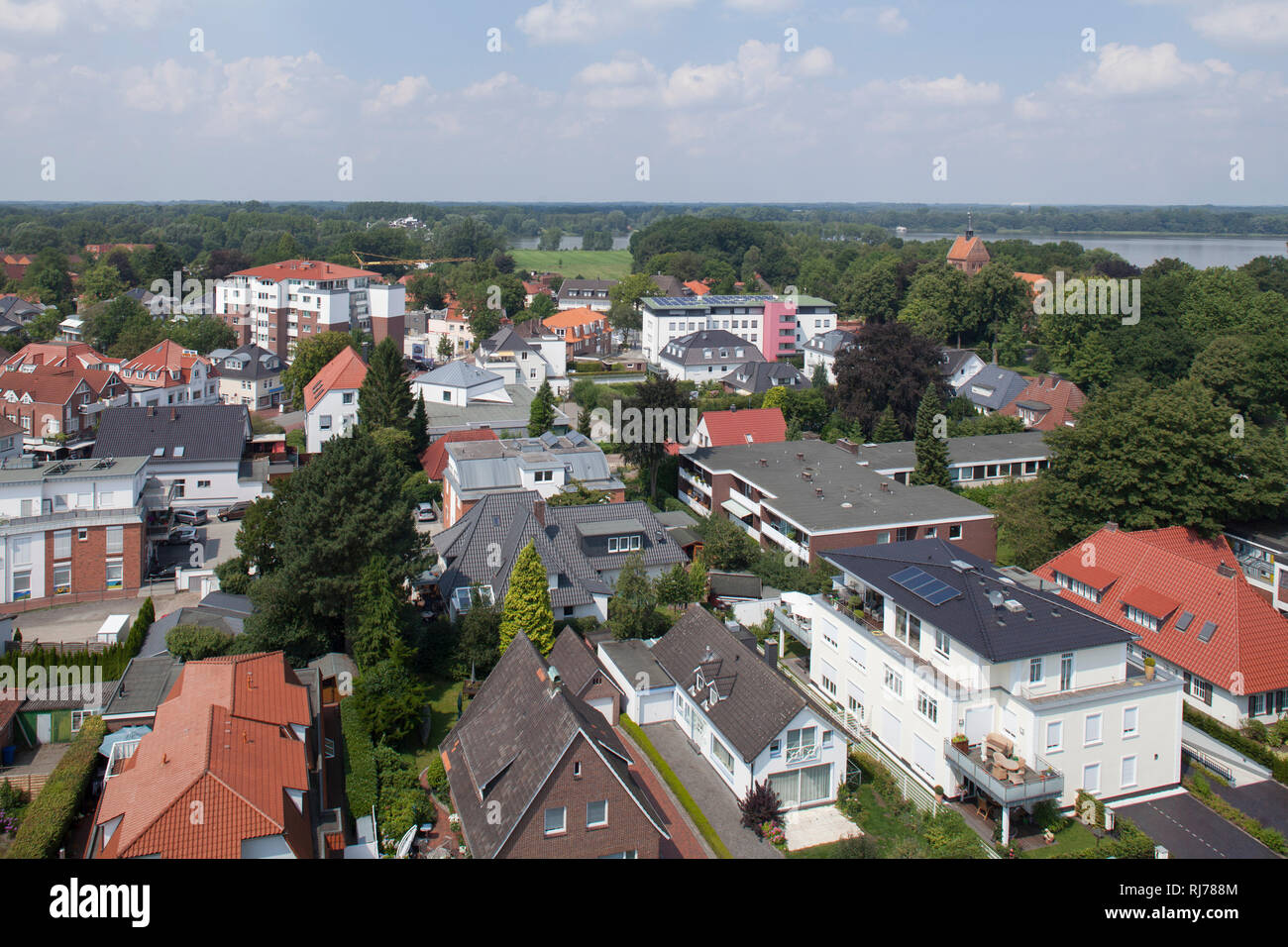 Deutschland, Niedersachsen, Bad Zwischenahn, Stadtansicht, Moderne Wohnhäuser Stock Photo