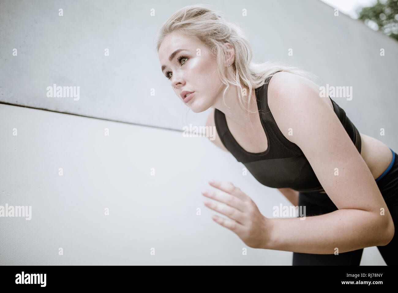Junge Blonde Frau Beim Start Zum Sprinten Stock Photo Alamy