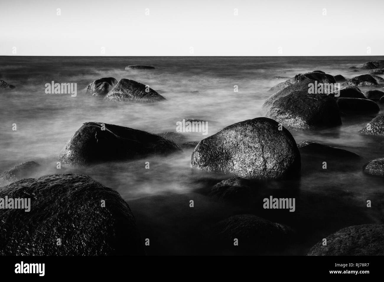 Langzeitbelichtung von großen Steinen im Wasser Stock Photo