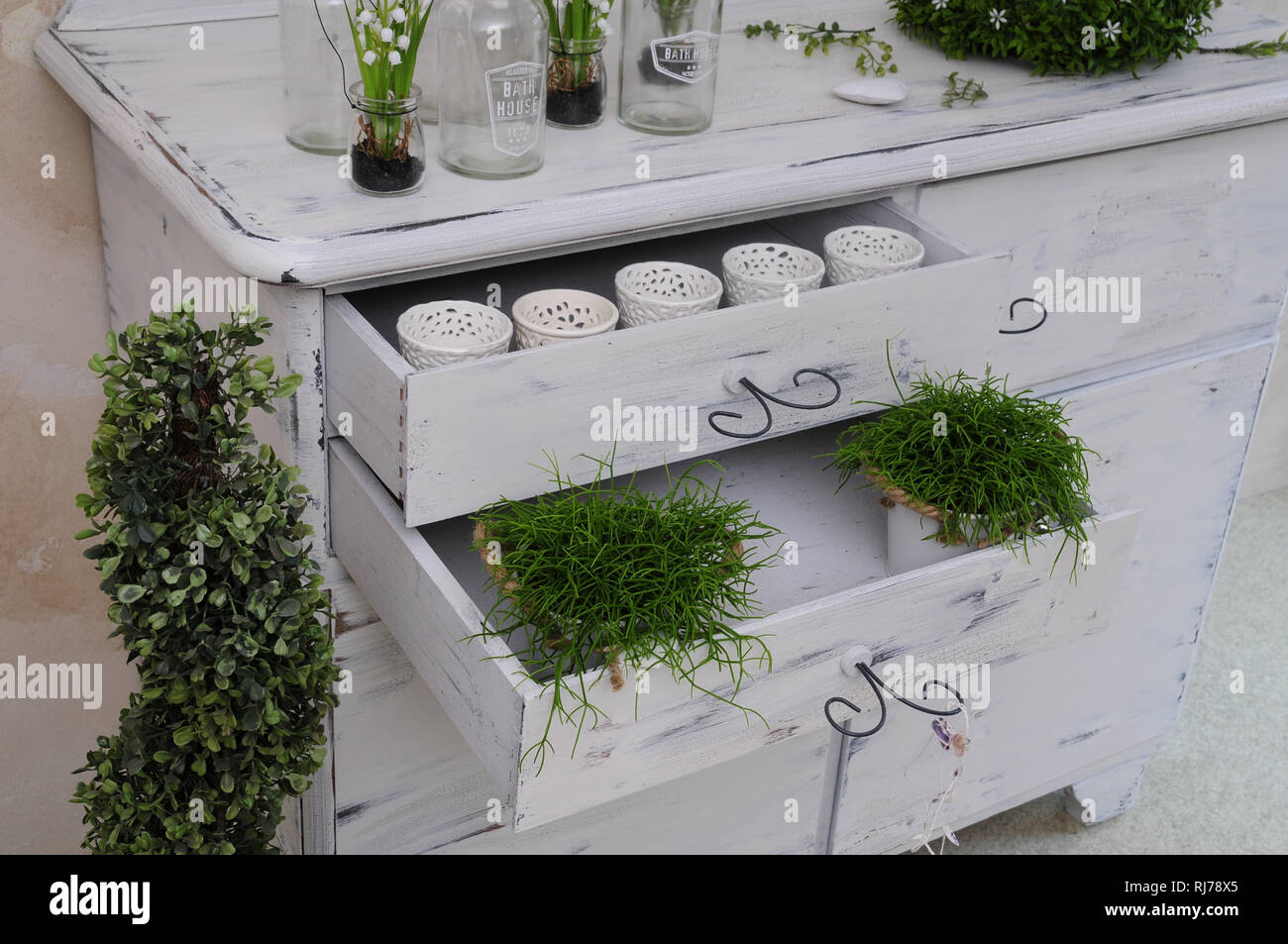 Offene Schubladen mit Pflanzen und Deko in Shabby Chic Stock Photo
