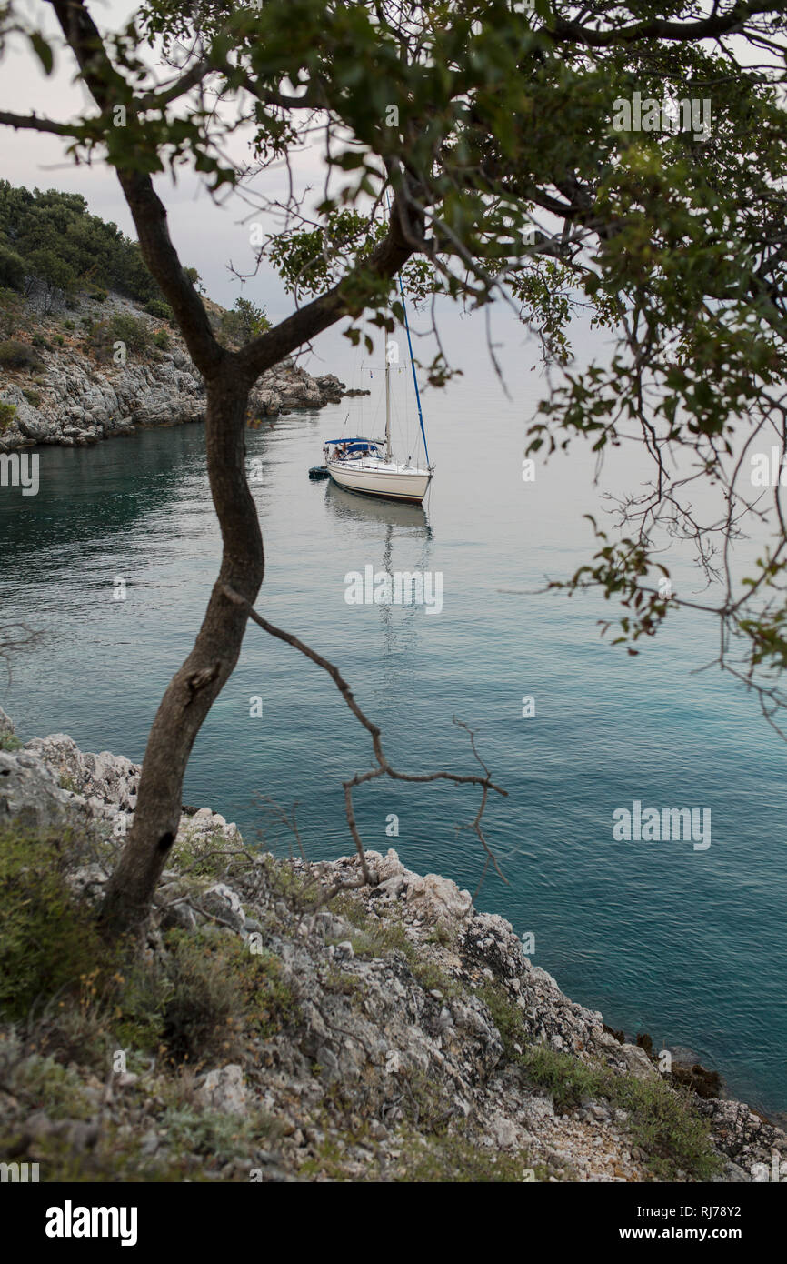 Segelboot liegt vor Anker in kroatischer Bucht Stock Photo