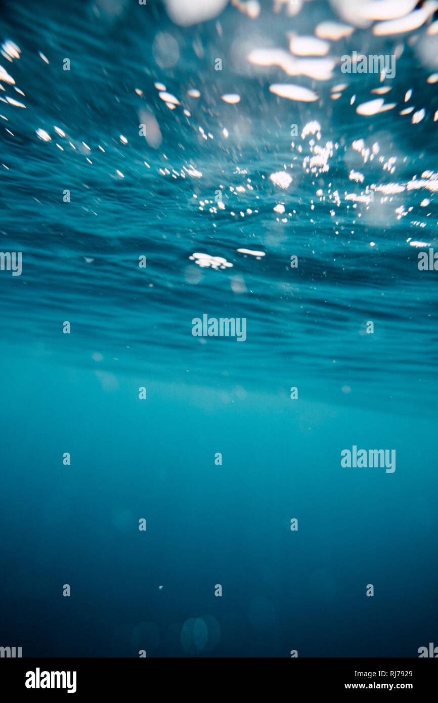 Wasseroberfläche von Unterwasser aus fotografiert Stock Photo