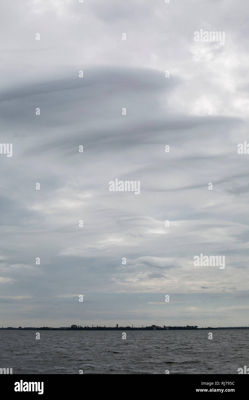 tellerförmige Wolken über der Ostsee Stock Photo