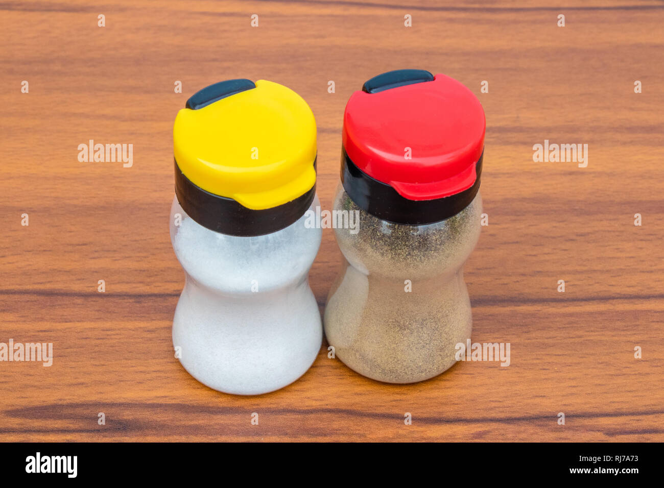 Salt and pepper shaker, Pair of transparent shaker with colored cap